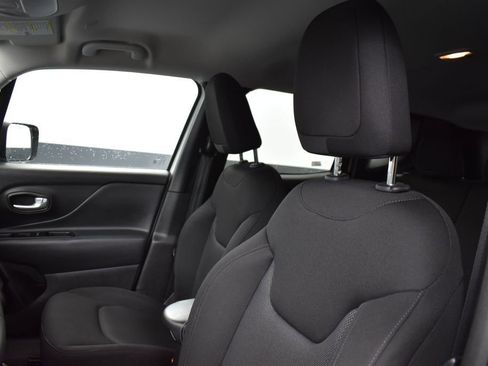 Used 2023 Jeep Renegade Latitude AWD/4WD image 9