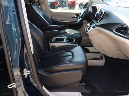 Used 2023 Chrysler Pacifica Touring-L FWD image 28
