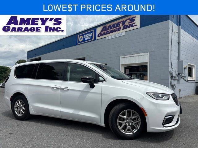 Used 2024 Chrysler Pacifica Touring-L FWD image 1