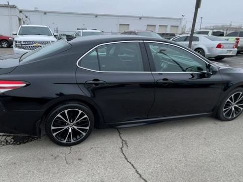 Used 2020 Toyota Camry SE FWD image 2