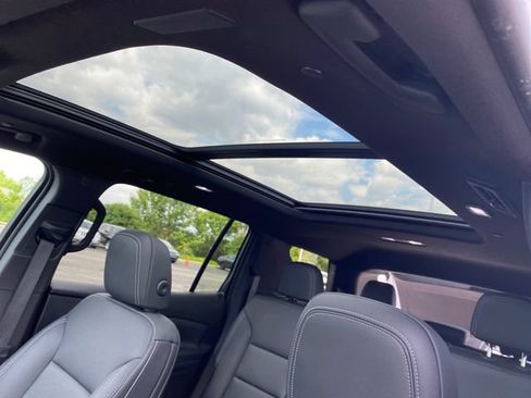 Used 2025 Chevrolet Traverse LT w/ Sun and Wheel Package AWD/4WD image 17