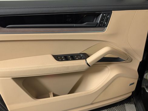 Used 2026 Porsche Cayenne E-Hybrid image 16