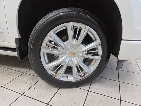 Certified 2025 Chevrolet Silverado 1500 High Country AWD/4WD image 8