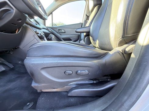 Used 2019 Chevrolet Trax LT w/ LT Convenience Package image 16