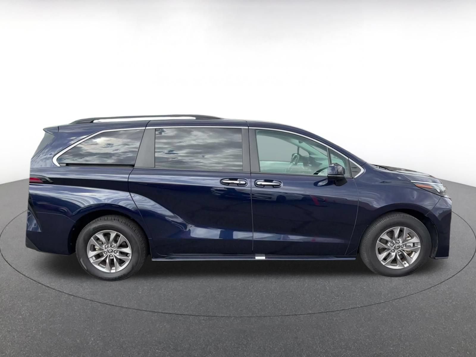 Used 2025 Toyota Sienna XLE FWD image 15