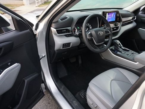 Used 2023 Toyota Highlander XLE image 7