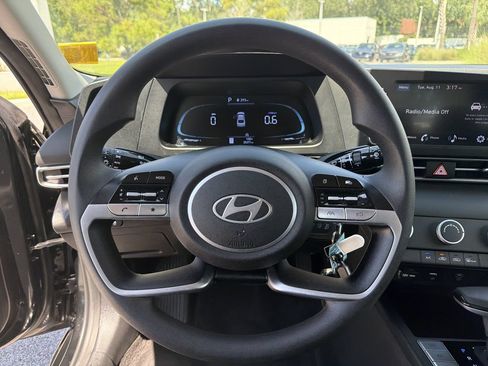 Used 2024 Hyundai Elantra SE FWD image 11