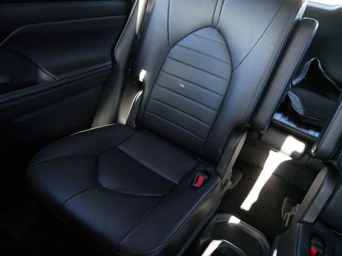 Certified 2024 Toyota Highlander XLE image 12