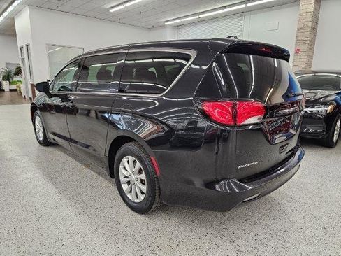 Used 2017 Chrysler Pacifica Touring w/ Tire & Wheel Group image 6