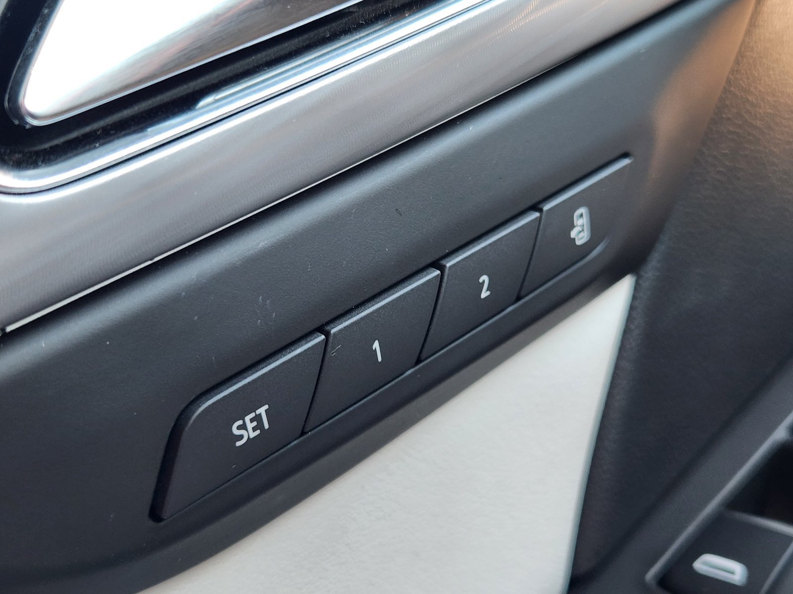 Used 2024 Buick Envision Avenir AWD/4WD image 30