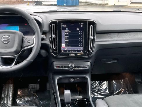 Used 2023 Volvo XC40 Recharge Ultimate image 9