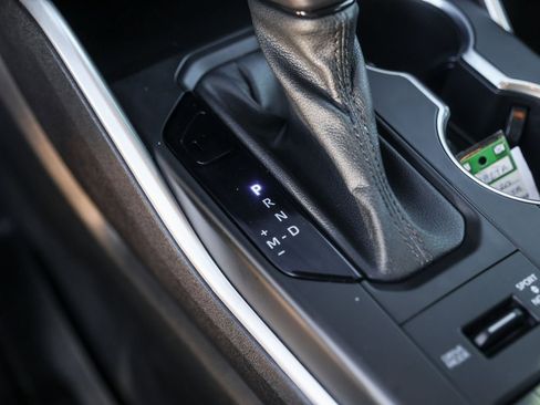 Used 2020 Toyota Highlander XLE image 19