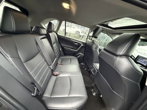 Used 2022 Toyota RAV4 XLE Premium image 13