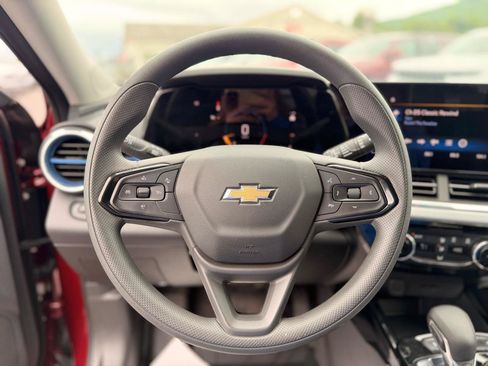 Used 2025 Chevrolet Trax LT FWD image 22