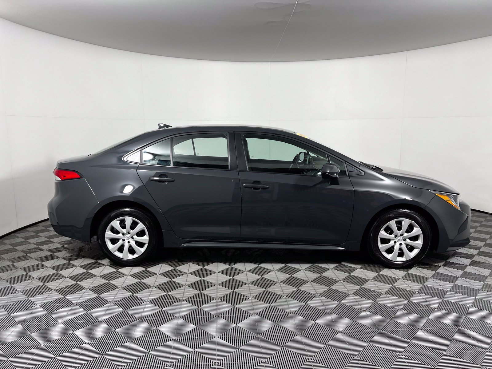Used 2025 Toyota Corolla LE FWD image 4