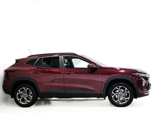 Used 2024 Chevrolet Trax LT w/ Driver Confidence Package FWD image 4