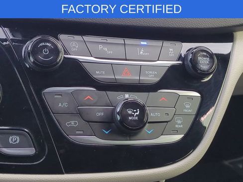 Certified 2024 Chrysler Pacifica Touring-L image 18