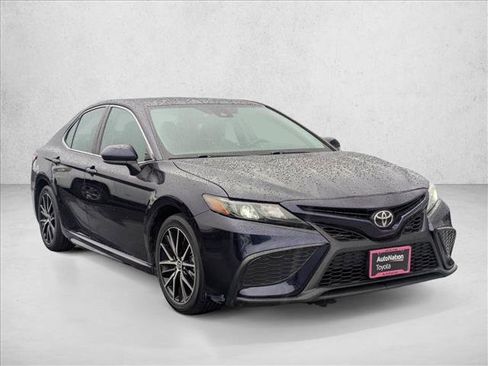 Used 2021 Toyota Camry SE image 3