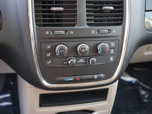 Used 2018 Dodge Grand Caravan SE w/ UConnect Hands-Free Group FWD image 23