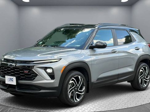 Used 2025 Chevrolet TrailBlazer RS w/ Driver Confidence Package AWD/4WD image 3