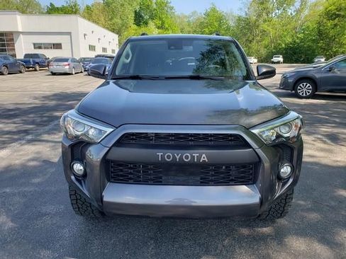 Used 2020 Toyota 4Runner SR5 AWD/4WD image 9