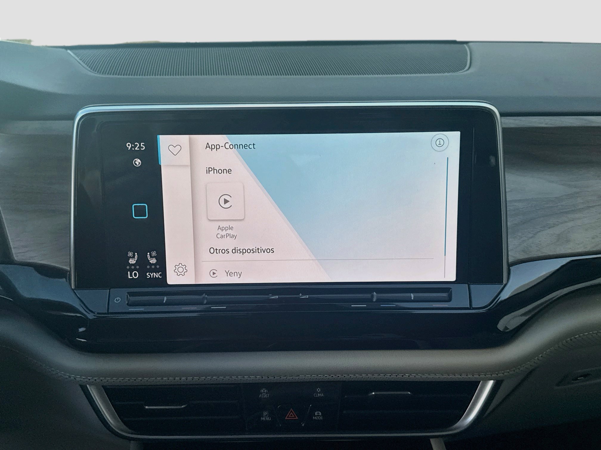 Certified 2024 Volkswagen Atlas SE FWD image 12