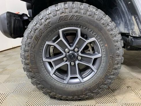 Used 2024 Jeep Gladiator Mojave w/ Convenience Group AWD/4WD image 9