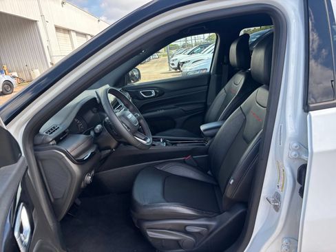 Used 2025 Jeep Compass Trailhawk AWD/4WD image 25