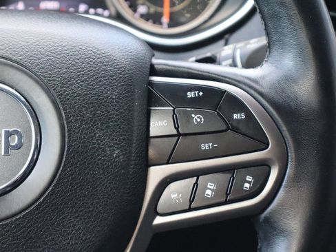 Used 2019 Jeep Cherokee Limited w/ Luxury Group AWD/4WD image 16
