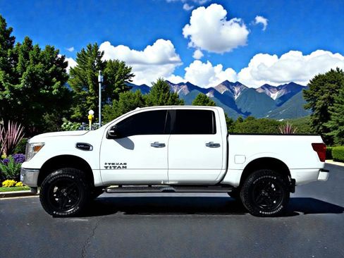 Used 2017 Nissan Titan SV image 6