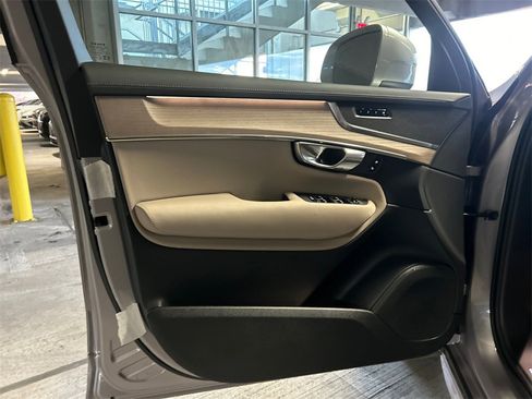 New 2026 Volvo XC90 B6 Core image 9