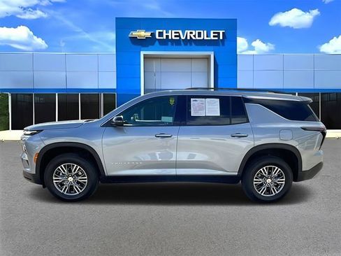 Used 2025 Chevrolet Traverse LT image 6