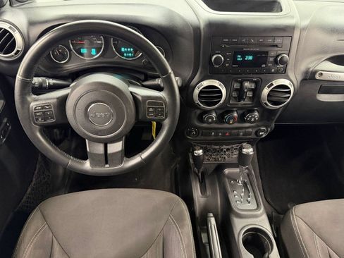 Used 2014 Jeep Wrangler Unlimited Sahara w/ Connectivity Group AWD/4WD image 19