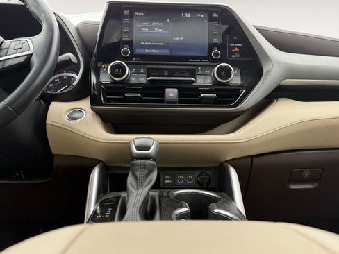 Used 2022 Toyota Highlander XLE image 13