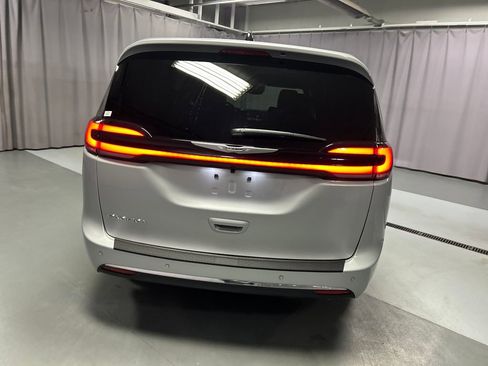 Used 2026 Chrysler Pacifica Select image 6