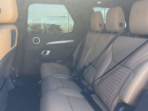 New 2024 Land Rover Discovery Dynamic SE image 19