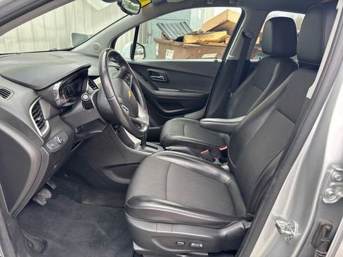 Used 2019 Chevrolet Trax LT w/ LT Convenience Package FWD image 9