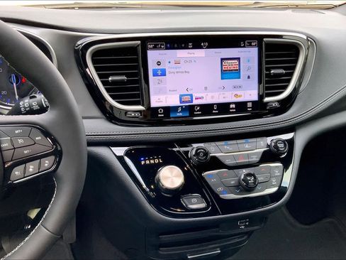 New 2026 Chrysler Pacifica Select image 6