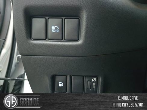 Used 2022 Toyota C-HR XLE image 30