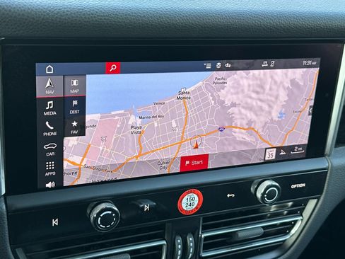 Certified 2025 Porsche Macan AWD/4WD image 22