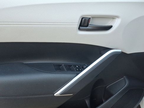 Used 2023 Toyota Corolla Cross LE image 12