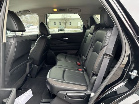 Used 2024 Nissan Pathfinder SL w/ Black Appearance Package image 14