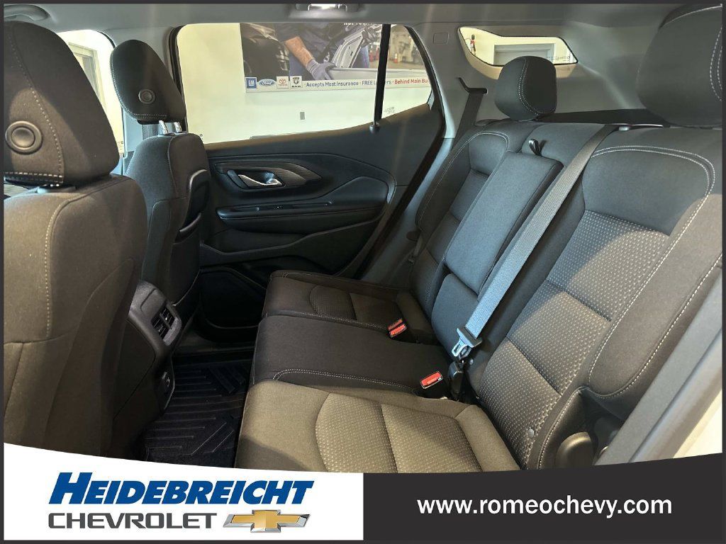 Used 2024 GMC Terrain SLE w/ Driver Convenience Package FWD image 12