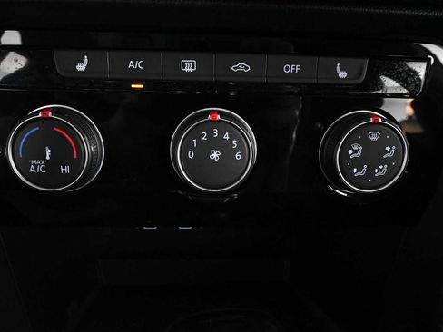 Certified 2023 Volkswagen Taos SE w/ Panoramic Sunroof Package FWD image 25