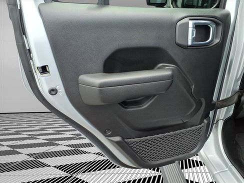 Certified 2023 Jeep Gladiator Sport AWD/4WD image 18
