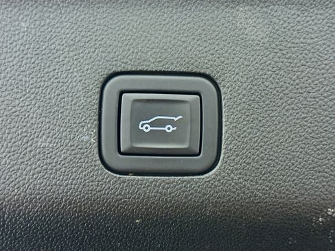 Used 2024 Chevrolet Suburban Premier image 32