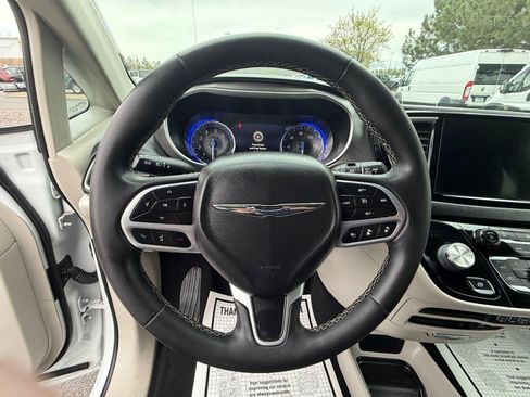 Used 2022 Chrysler Pacifica Touring-L FWD image 9