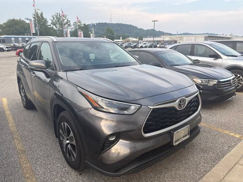 Used 2022 Toyota Highlander XLE AWD/4WD image 3