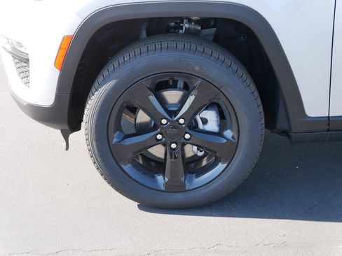 New 2025 Jeep Grand Cherokee Limited w/ Black Appearance Package image 4