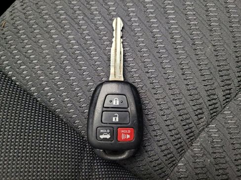 Used 2015 Toyota Camry LE image 32